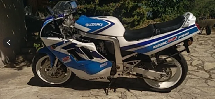 Réparation carénage et peinture d'origine pour cette suzuki GSX-R 750