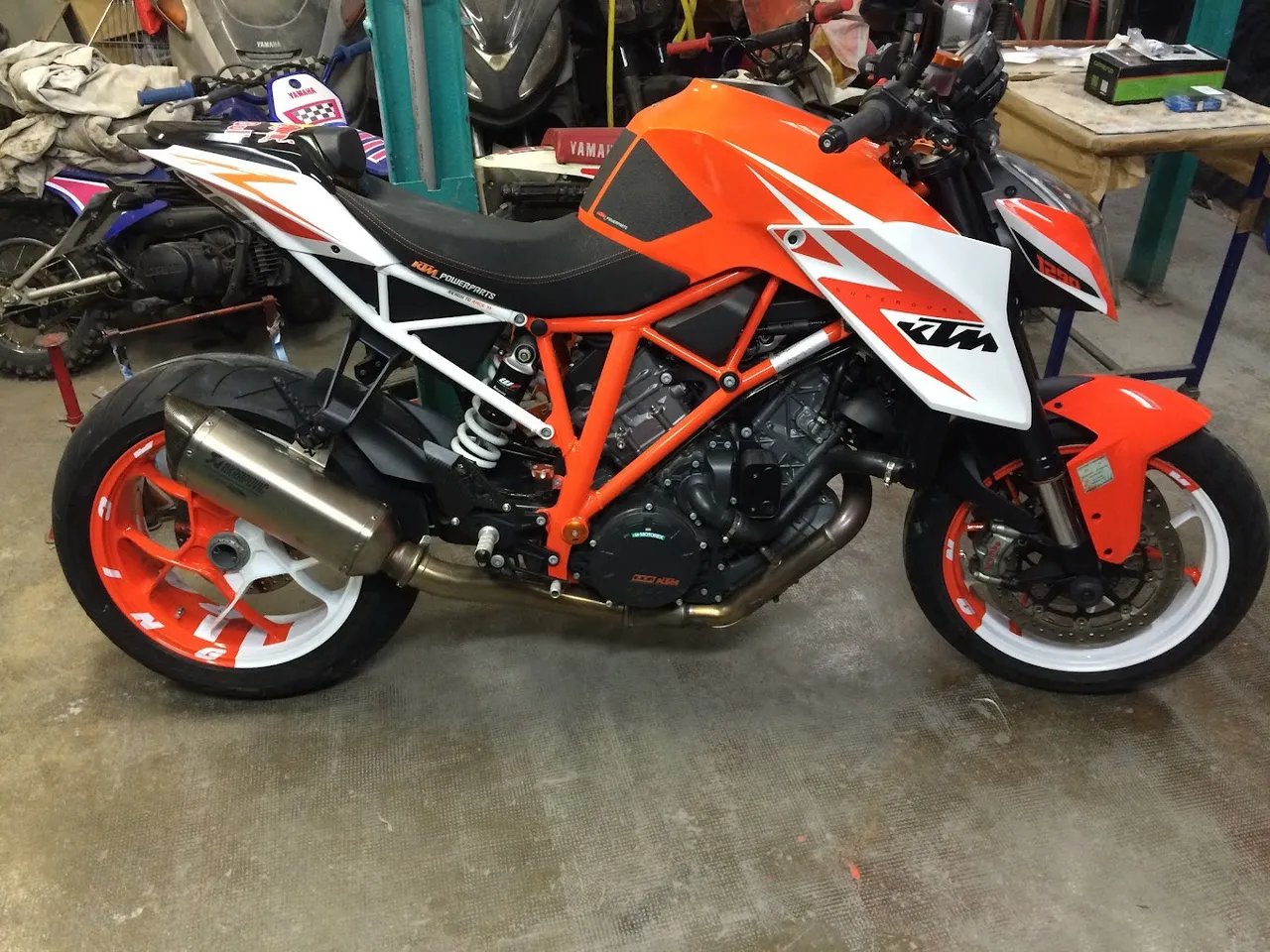 Peinture des jantes personnalisée bi-colore KTM DUKE