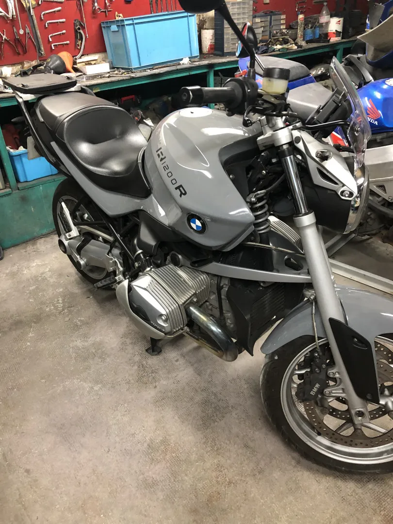 Peinture Gris Nardo pour cette BMW R800 R