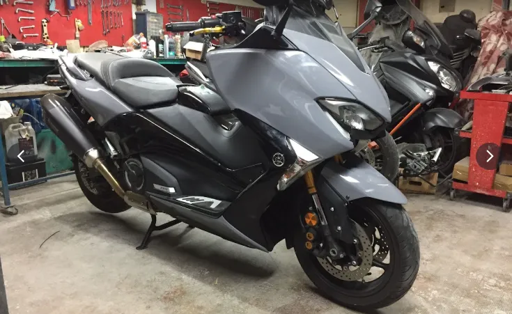 Peinture grise sur scooter Aprilia, gris nardo et noir