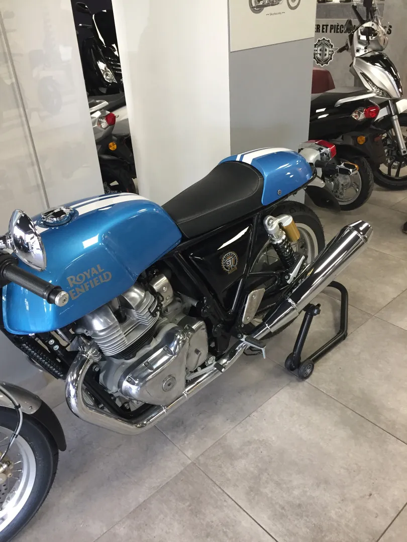Royal enfield Marseille, réalisation d'une peinture sur le capot de selle assorti au réservoir