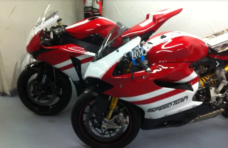 Peinture complète Moto de piste sur carénage poly Ducati