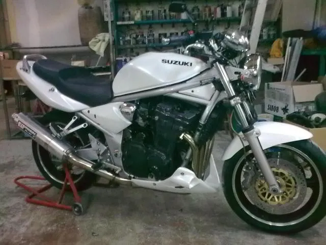 peinture complète blanche sur Suzuki Bandit